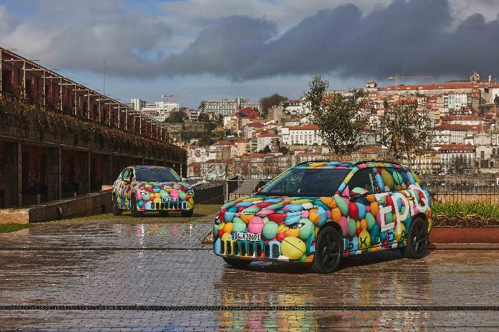 A Škoda Epiq a megfizethető elektromos mobilitást testesíti meg intelligens és játékos formában. "Modern Solid" formatervezési nyelvezettel, elsőkerék-meghajtással és kompakt méretekkel rendelkezik. Fedezze fel az első információkat és benyomásokat az álcázott prototípust bemutató videóban.